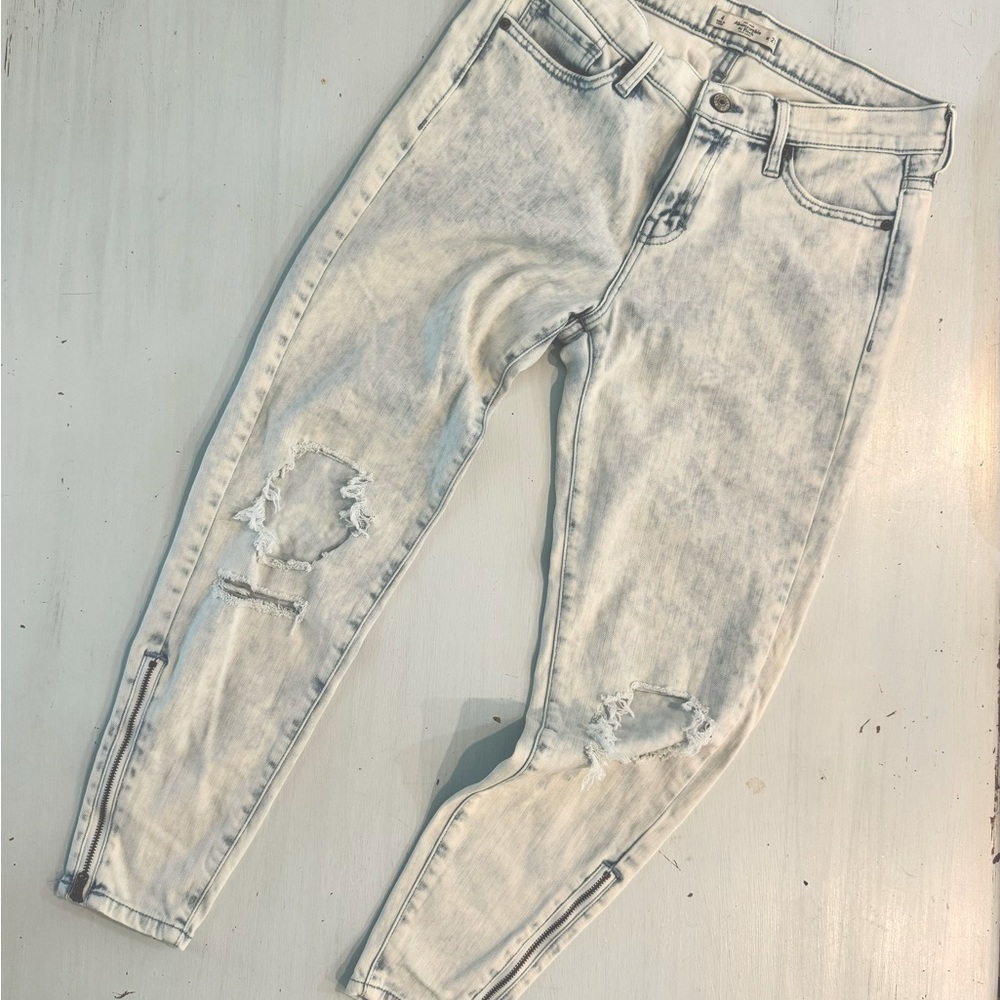 Abercrombie & Fitch Straight Leg Light Wash Jeans (Size 4)